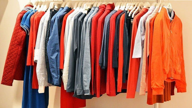ارتداء الملابس الجديدة قبل غسلها قد يتسبب في الإصابة بالقمل والفطريات والجرب